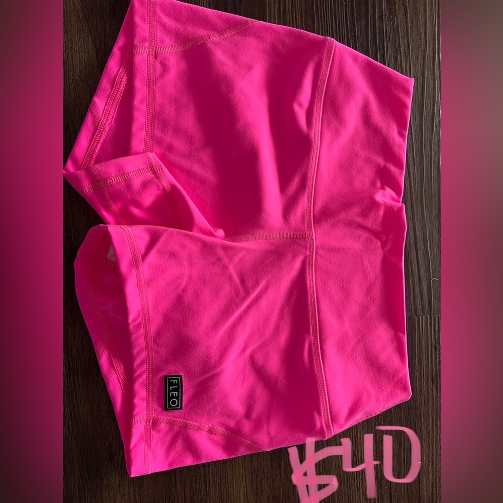Brand new, never worn fleo